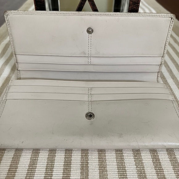 Authentic Coach slim wallet in good preowned condition. - Picture 6 of 9